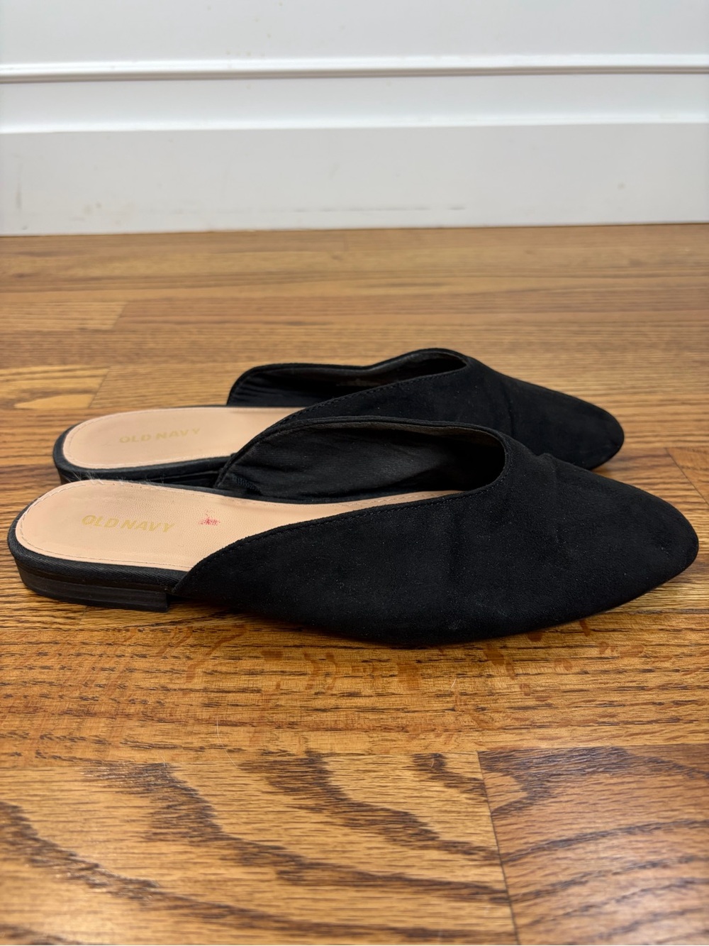 Old Navy Black Faux-Suede Pointy-Toe Mule Flats (8) - Picture 5 of 9